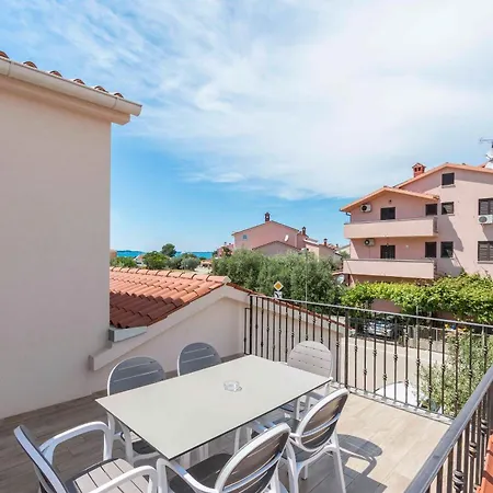 Apartment Nina 2 *